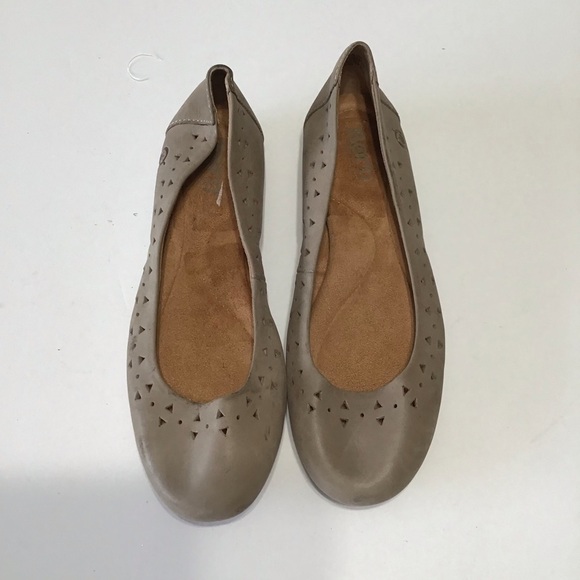 Born leather flats natural 6 M never worn only tried on - Picture 1 of 5